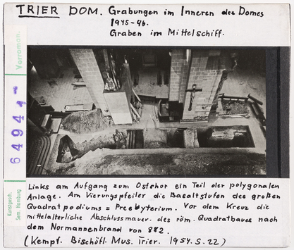 Vorschaubild Trier, Dom: Grabungen im Inneren des Doms 1945-1946, Graben im Mittelschiff 